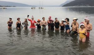 Pour fêter 2019, ils nagent dans les eaux glacées du lac d’Annecy