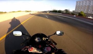 Un motard évite de justesse le pire sur l'autoroute... joli reflexe