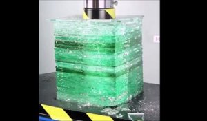 Une presse hydraulique explose une pile de verre et ça va vous faire sursauter