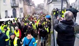 Les gilets jaunes défilent dans les rues de Besançon