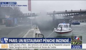 Des pompiers tentent d'éteindre un incendie sur une péniche, dans le quartier du musée d'Orsay à Paris