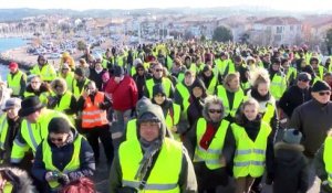 Martigues : Gilets jaunes et gilets rouges se souhaitent une bonne année de lutte