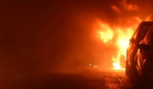 À Paris, une voiture incendiées dans une rue adjacente aux Champs-Elysées