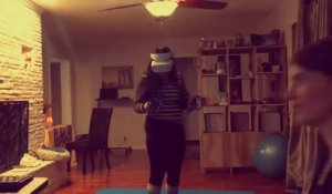 Cette fille ne mettra plus jamais de casque de réalité virtuelle... mauvaise expérience