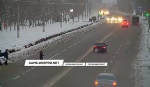 En Russie,  ce conducteur s’arrête pour frapper des piétons qui traversent n'importe comment