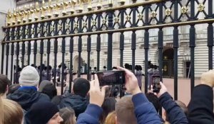 La garde royale joue " Bohemian Rhapsody" devant Buckingham Palace