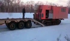 Des russes tentent de charger un véhicule tout terrain... Raté
