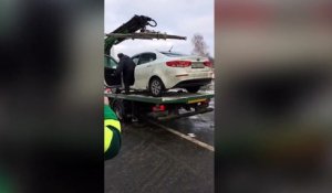 Un russe récupère sa voiture emmenée par la fourrière !