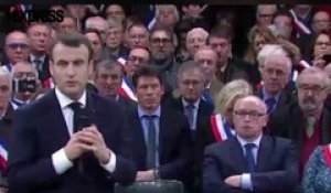 Devant 600 maires, Macron lance le grand débat