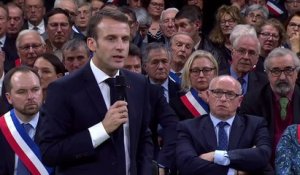 "Traverser la rue" : Emmanuel Macron revient sur sa petite phrase