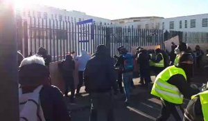 Les casseurs font céder la grille du commissariat de police d'Avignon