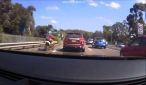 Un automobiliste agacé par le comportement d'un motard tente de le faire tomber