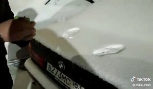 Blague russe du pipi sur la voiture enneigée