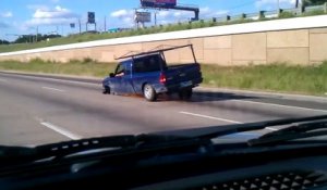 Il roule tranquillement avec une roue en moins