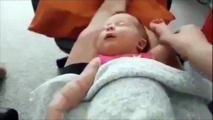 Un Bebe Qui Dort Les Bras En L Air Trop Mignon Sur Orange Videos