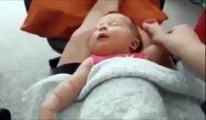 Un bébé qui dort les bras en l'air... Trop mignon