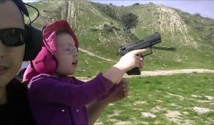 Cet américain apprend à sa fillette de 4 ans à tirer au pistolet
