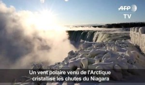 Lever de soleil sur les chutes du Niagara gelées