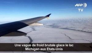 Vue d'avion de Chicago et du lac Michigan gelés