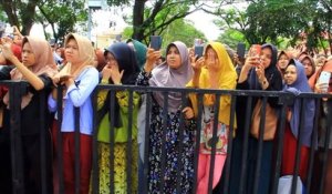 Indonésie: des jeunes fouettés en public pour un câlin