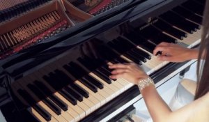 Lola Astanova joue au piano le morceau We Are the Champions de Queen