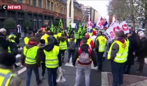 Les «gilets jaunes» et la CGT manifestent ensemble partout en France