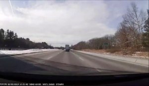 Instant Karma pour un automobiliste qui zigzague sur l’autoroute