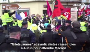 Des "gilets jaunes" rassemblés à Autun pour attendre Macron