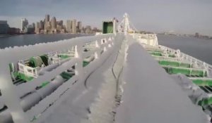 Ce navire est entièrement gelé en pleine mer au large de New York !