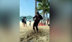 Un gars met l'ambiance sur la plage !