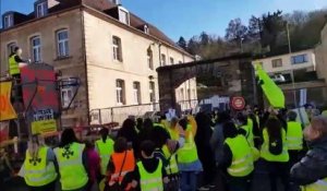 Saint-Avold : les "Amajaunes" lancent des confettis devant le commissariat
