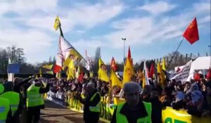 Quand les "camarades gilets jaunes" rencontrent les Kurdes pour manifester