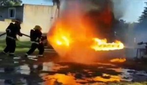 Un pompier utilise sa lance à incendie comme bouclier !