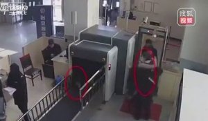 Une fillette de 5 ans passe par le scanner à bagages sans que ses parents s'en aperçoivent