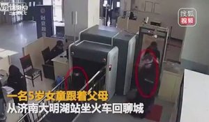 Cette petite fille de 5 ans passe par le scanner à bagages sans que ses parents s'en aperçoivent