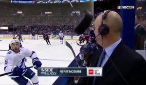 Un palet de hockey frôle la tête d'un commentateur
