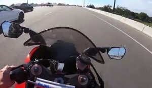 Une BMW et une moto font la course sur une autoroute (Instant Karma)