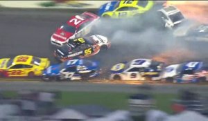 Enorme accident au Daytona 500 impliquant 21 voitures