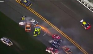 Un crash géant de 21 voitures dans la course de Nascar Daytona 500