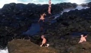 Elles tentent une petite photo dans les rochers et se font faucher par une énorme vague