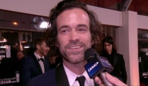 Laurent Weil interviewe Romain Duris content de défendre le film Nos Batailles - César 2019