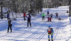Des centaines de Skieurs tombent dans une course de Ski de fond !