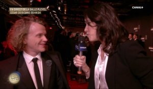 Laurie Cholewa interviewe Alex Lutz sur le tapis rouge - César 2019