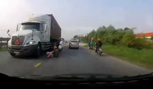 Une maman et son bébé manquent de se faire écraser par un camion