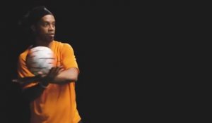 Ronaldinho fait le show sur un Teqball