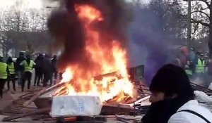 Acte 15 : manifestation de Gilets Jaunes à Epinal, un feu et des barricades à l'Espace Cours