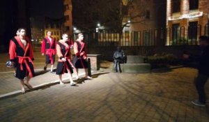 Mouscron : Les joueurs de water-polo mouscronnois en slip & peignoir dans le centre-ville