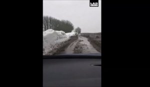 Quand tu oublies ta voiture en bord de route en hiver... Avalée par la neige