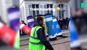 À Bruxelles, des conducteurs ont joué au bowling avec leur tram