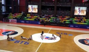 Sympa le spectacle avant le match de Basket en Russie. en sous vêtements